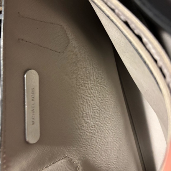 Michael Kors Elegant Black Shoulder Bag in Saffiano Leather - Picture 5 of 7